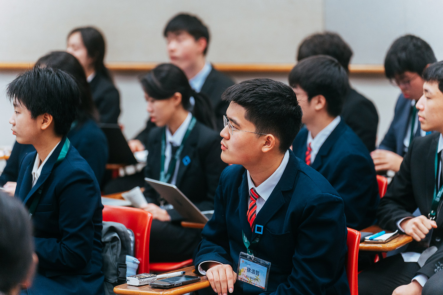 评委正在评议学生答辩