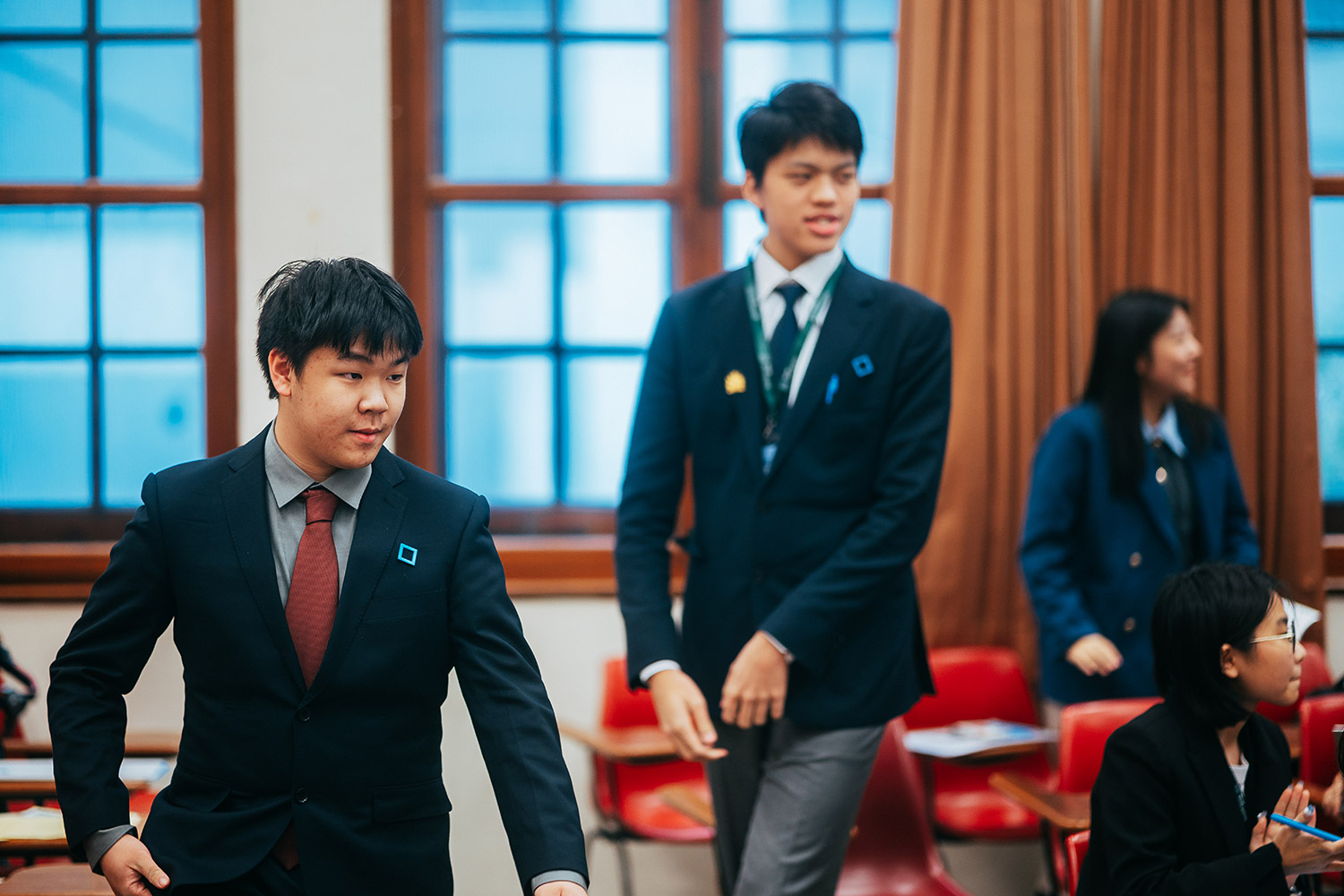 A mentor working with a student team